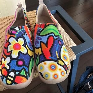 Uin slip ons size 10